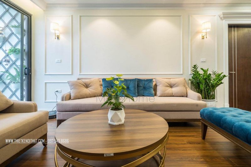 Ghế nghỉ màu xanh nước biển làm nên điểm nhấn đặc biệt cho không gian phòng khách.